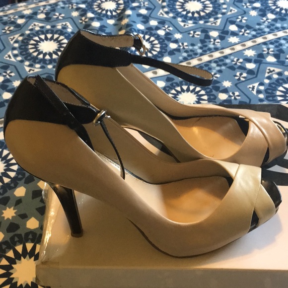 Heels - Picture 4 of 4